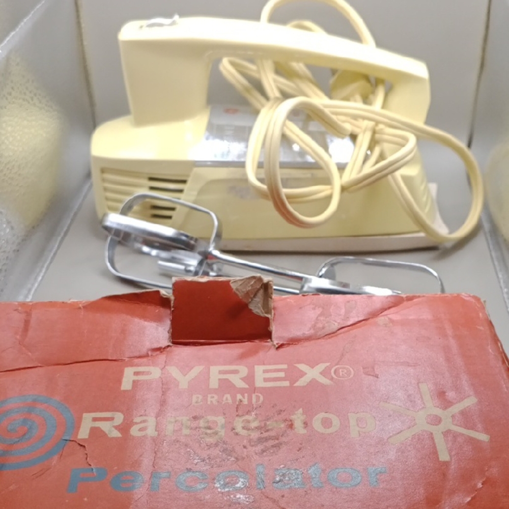 Pyrex Cream Electric Mixer with Beaters Made USA